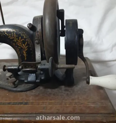 ماكينة خياطة قديمة