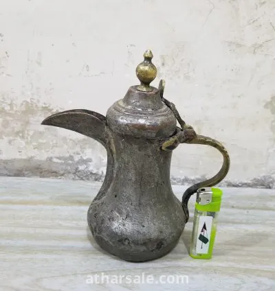 دلة نحاس احمر نجرانية قديمة للبيع بحالة سليمة ونظيفة كماء في الصور للبيع