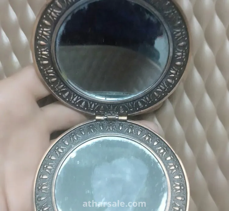 مرأه نحاسيه قيمه ونادرة وقديمه جدا من العصر الروماني