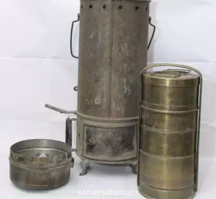 حافظة طعام من ايام الاستعمار البريطاني مصنوعة من مادة الصفر وتحتوي على مكان لوضع الفحم للحفاظ على الطعام بسخونته