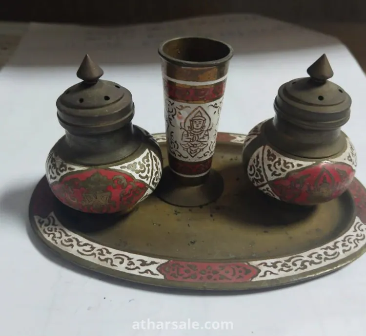 تحف قديمة معها ميداليات و دبابيس الروتاري