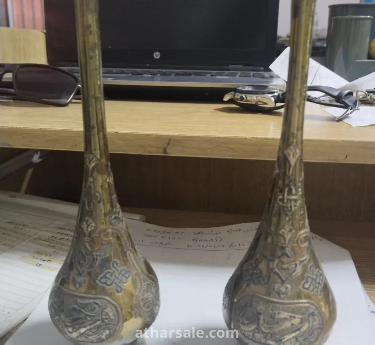 تحف قديمة معها ميداليات و دبابيس الروتاري