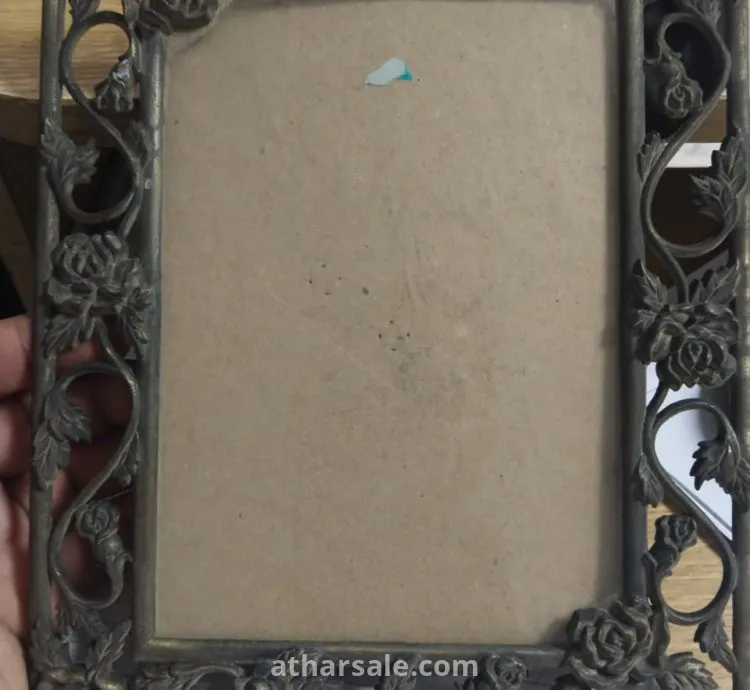 تحف قديمة معها ميداليات و دبابيس الروتاري