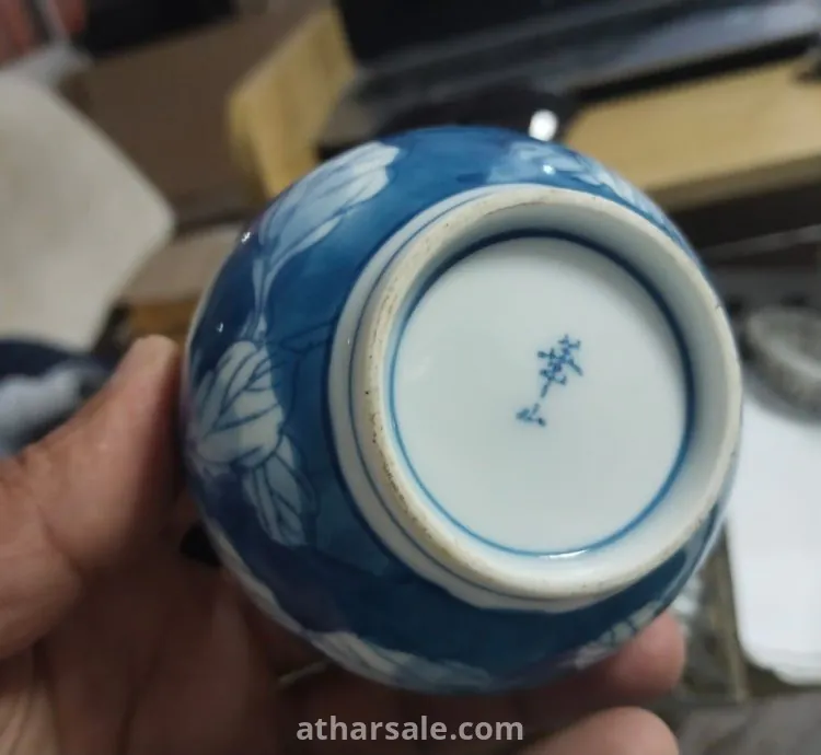 تحف قديمة معها ميداليات و دبابيس الروتاري