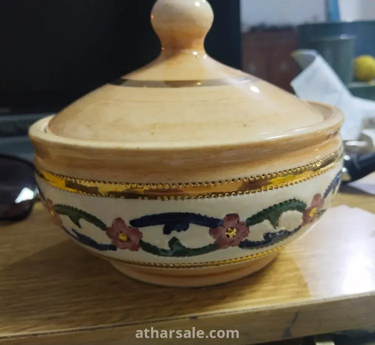 تحف قديمة معها ميداليات و دبابيس الروتاري