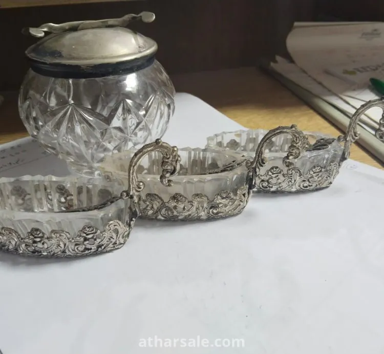 تحف قديمة معها ميداليات و دبابيس الروتاري