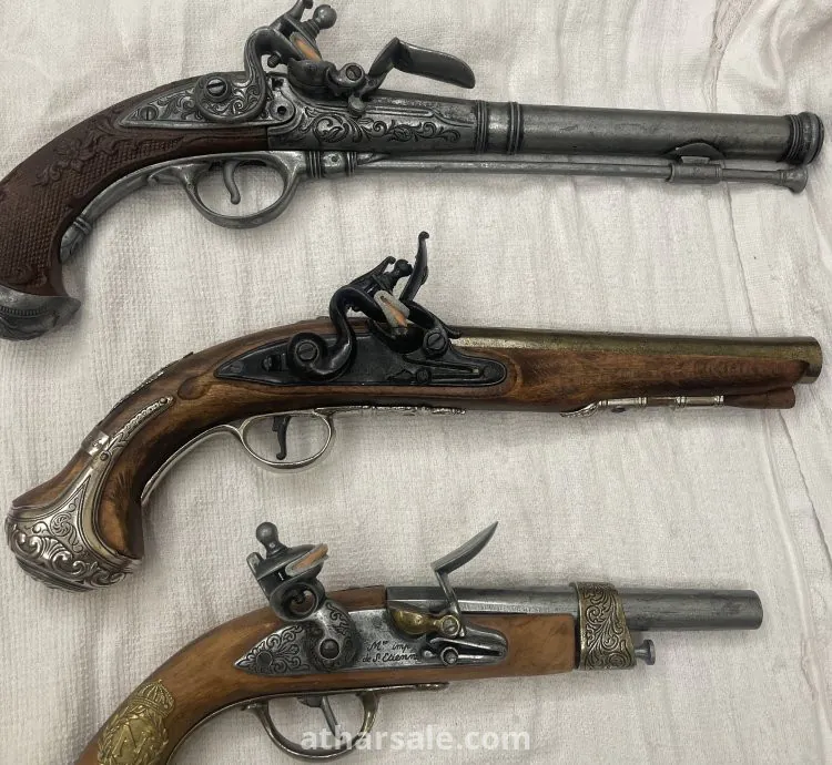 مسدسات نموذج طبق الأصل