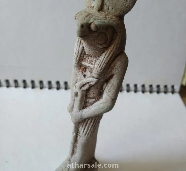 تمثال إغريقي لصقر