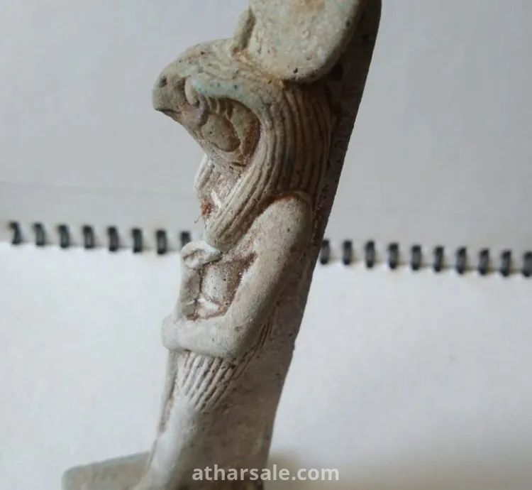 تمثال إغريقي لصقر