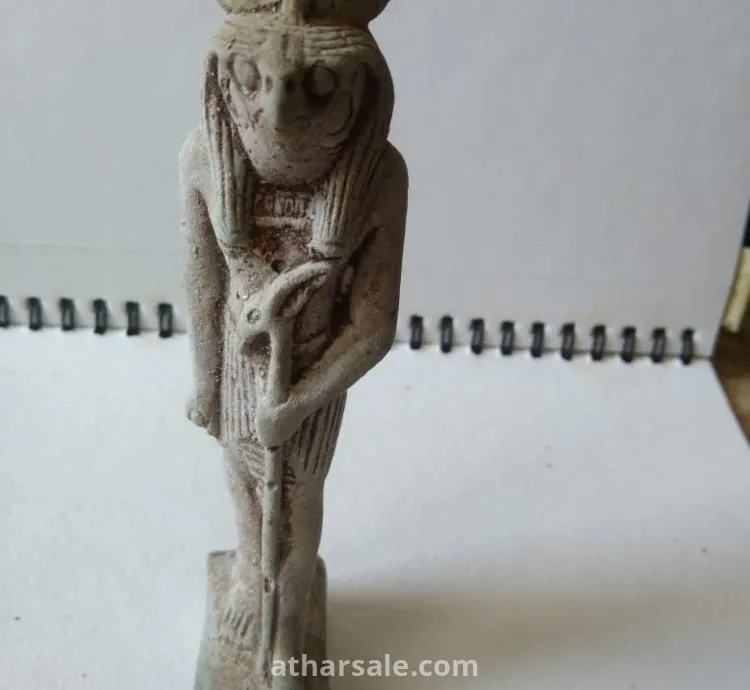 تمثال إغريقي لصقر