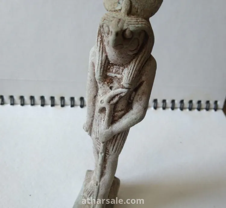 تمثال إغريقي لصقر