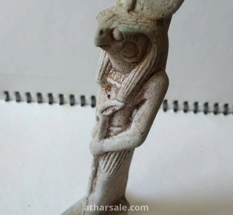 تمثال إغريقي لصقر