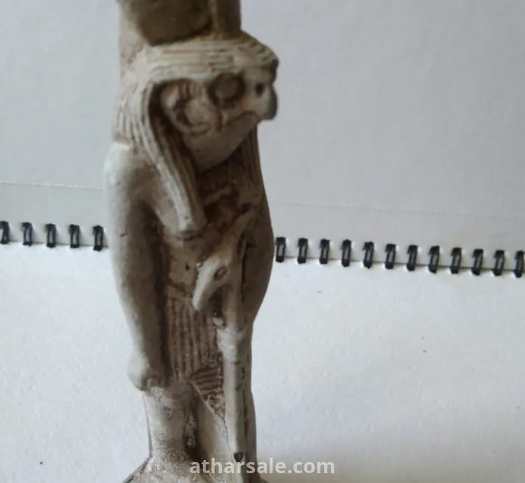 تمثال إغريقي لصقر