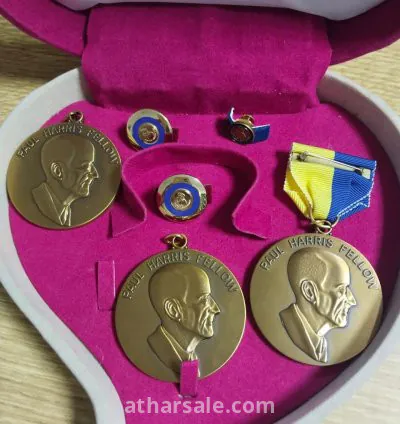 تحف قديمة معها ميداليات و دبابيس الروتاري