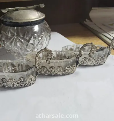 تحف قديمة معها ميداليات و دبابيس الروتاري