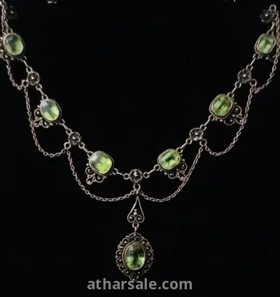 عقد ملكي من الزبرجد والذهب