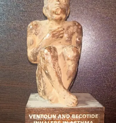 تمثال طبي نادر – إعلان عن علاج الربو ببخاخ فنتولين وبيكوتايد – قطعة فريدة لهواة التحف الطبية