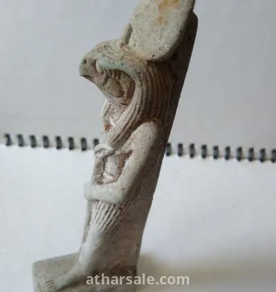 تمثال إغريقي لصقر