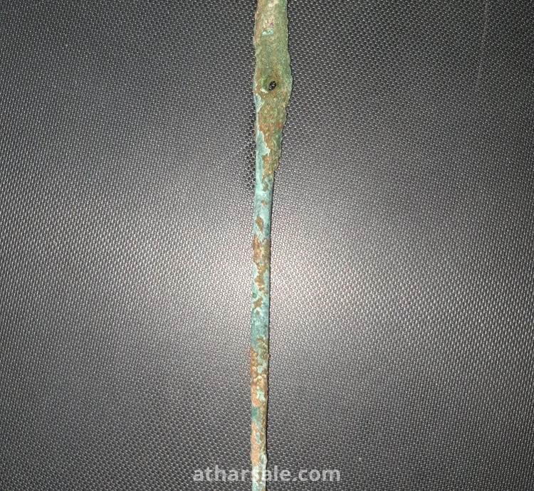 دبوس عباءة من العصر البرونزي البدائي