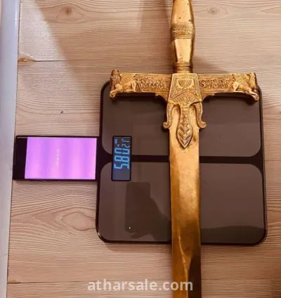 سيف ذهب يهودي قديم   الصورة الثانية ملكتين رموز للسلام والرفاق