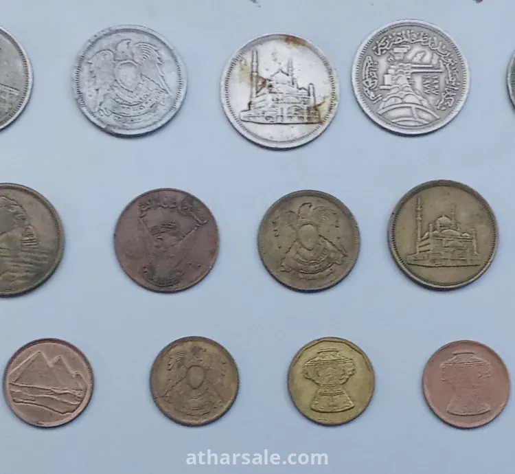 مجموعة من العملات المصرية والعربية