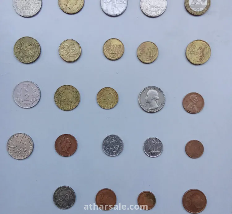 مجموعة من العملات المصرية والعربية
