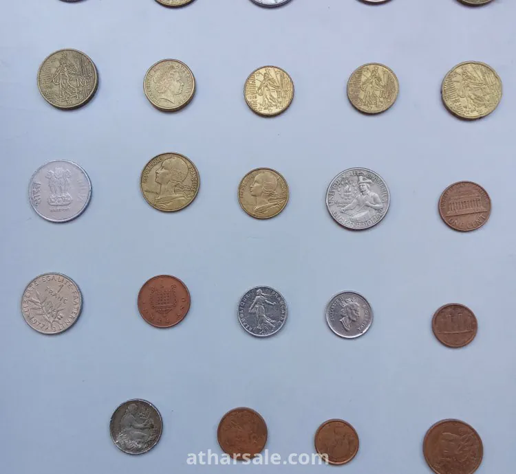مجموعة من العملات المصرية والعربية