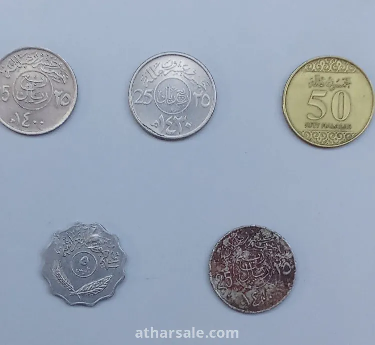 مجموعة من العملات المصرية والعربية