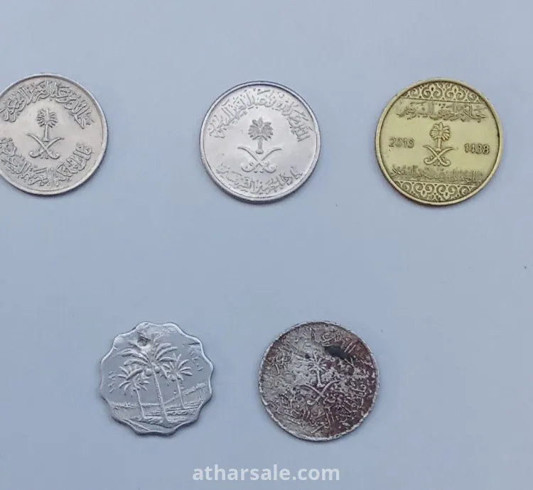 مجموعة من العملات المصرية والعربية