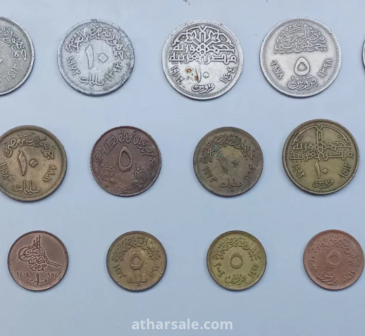 مجموعة من العملات المصرية والعربية