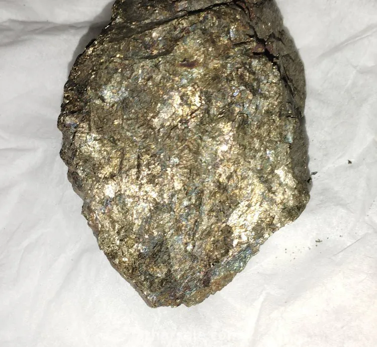 حجر كريم ذهبي