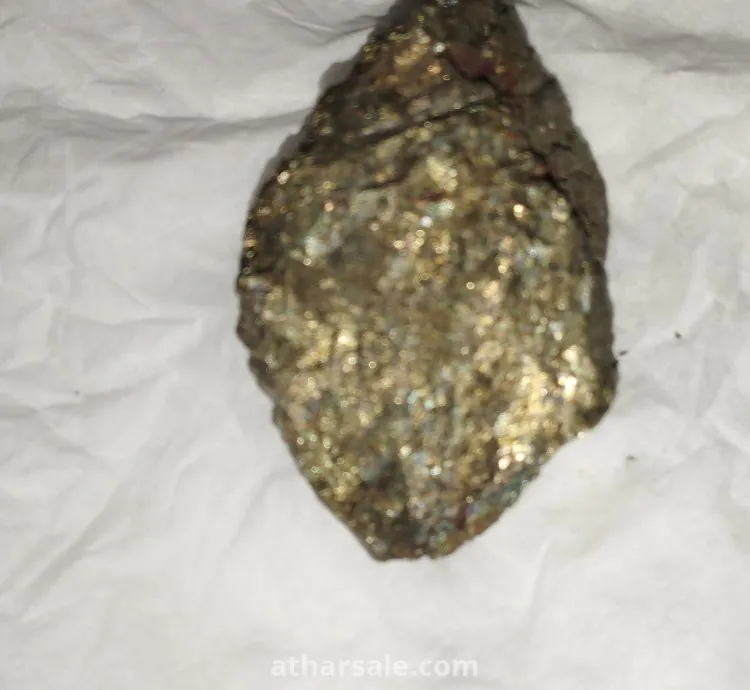 حجر كريم ذهبي