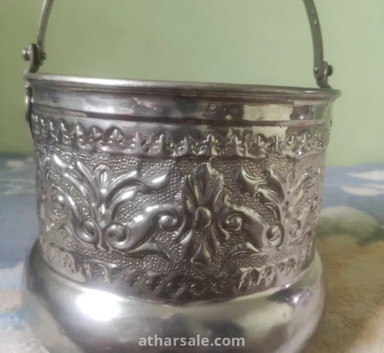 اثاث منزلية من الفضة والنحاس
