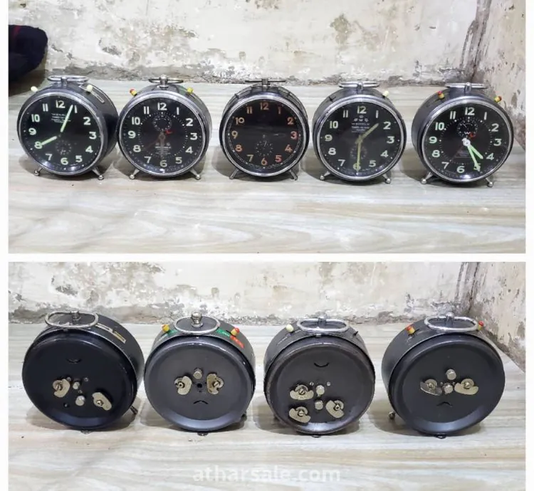 ساعات منيه قديمه صناعه المانيه الشهيره جميعها نضيفه ومازالت تعمل الجرس معا الوقت