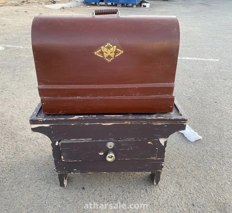 مكينه خياطه قديمه بكامل محتواها