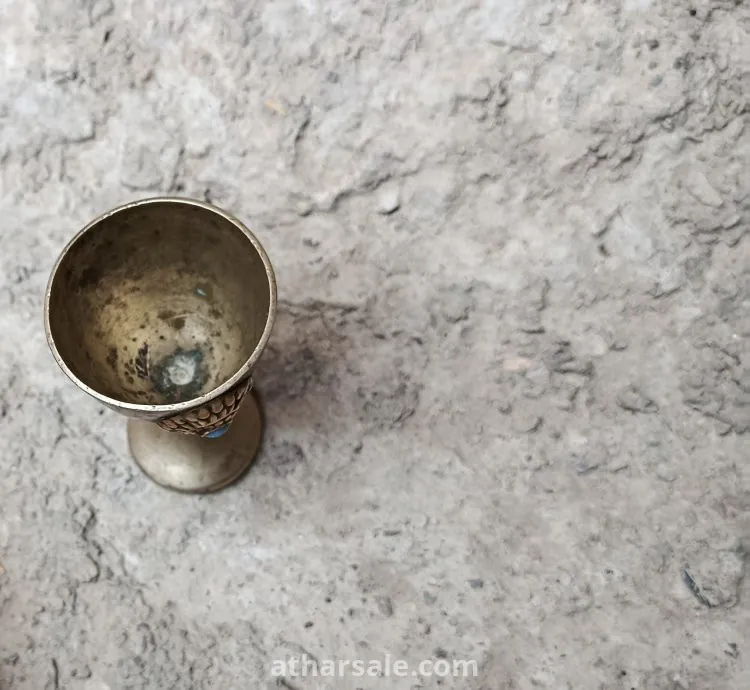 كأس من نحاس ذو زخارف فيروزي