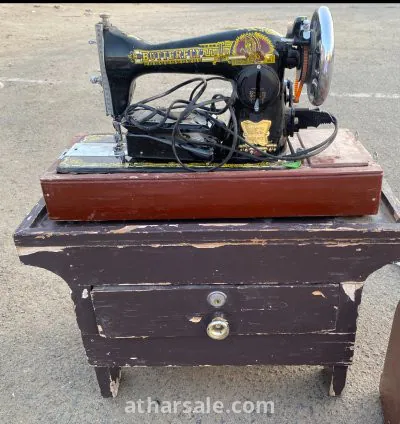 مكينه خياطه قديمه بكامل محتواها