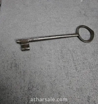 مفتاح حديد قديم للبيع