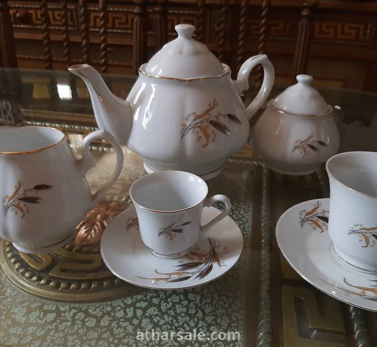 طقم شاى وقهوة ٢٨ قطعه عمره اكتر من ٣٠ سنه