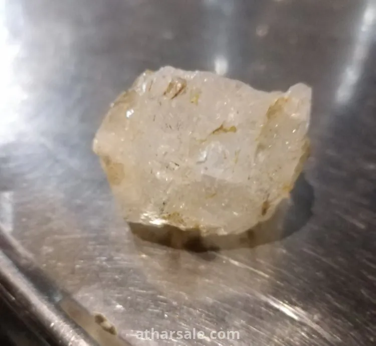 ? حجر الكوارتز: سر الجمال والطاقة يُعد حجر الكوارتز من أروع الأحجار الطبيعية وأكثرها نقاءً وسحرًا، فهو يتميز بصفائه البلوري ولمعانه المذهل الذي يعكس الضوء كأنه قطعة من الجليد المتلألئ. يرمز هذا الحجر إلى الطاقة الإيجابية والصفاء الذهني، حيث يُعتقد أنه يساعد على تحقيق التوازن الداخلي، طرد الطاقات السلبية، وتعزيز التركيز والإبداع.  ? بجماله الشفاف وألوانه المتنوعة، يُعتبر الكوارتز خيارًا مثاليًا لعشاق الأناقة والروحانيات، فهو ليس مجرد حجر، بل قطعة فنية من الطبيعة تحمل طاقة عميقة وسحرًا خفيًا.