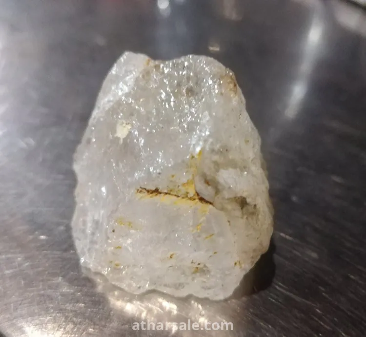 ? حجر الكوارتز: سر الجمال والطاقة يُعد حجر الكوارتز من أروع الأحجار الطبيعية وأكثرها نقاءً وسحرًا، فهو يتميز بصفائه البلوري ولمعانه المذهل الذي يعكس الضوء كأنه قطعة من الجليد المتلألئ. يرمز هذا الحجر إلى الطاقة الإيجابية والصفاء الذهني، حيث يُعتقد أنه يساعد على تحقيق التوازن الداخلي، طرد الطاقات السلبية، وتعزيز التركيز والإبداع.  ? بجماله الشفاف وألوانه المتنوعة، يُعتبر الكوارتز خيارًا مثاليًا لعشاق الأناقة والروحانيات، فهو ليس مجرد حجر، بل قطعة فنية من الطبيعة تحمل طاقة عميقة وسحرًا خفيًا.