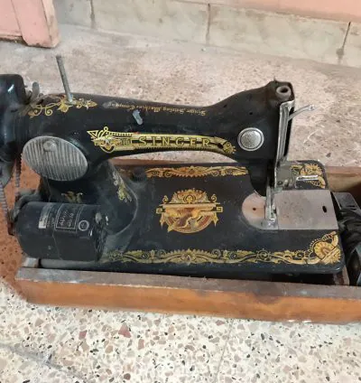 مكنه خياطه سنجر الاصليه عمرها اكتر من ٦٠ سنه شغاله