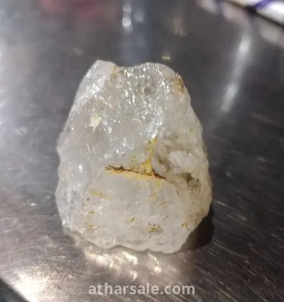 ? حجر الكوارتز: سر الجمال والطاقة يُعد حجر الكوارتز من أروع الأحجار الطبيعية وأكثرها نقاءً وسحرًا، فهو يتميز بصفائه البلوري ولمعانه المذهل الذي يعكس الضوء كأنه قطعة من الجليد المتلألئ. يرمز هذا الحجر إلى الطاقة الإيجابية والصفاء الذهني، حيث يُعتقد أنه يساعد على تحقيق التوازن الداخلي، طرد الطاقات السلبية، وتعزيز التركيز والإبداع.  ? بجماله الشفاف وألوانه المتنوعة، يُعتبر الكوارتز خيارًا مثاليًا لعشاق الأناقة والروحانيات، فهو ليس مجرد حجر، بل قطعة فنية من الطبيعة تحمل طاقة عميقة وسحرًا خفيًا. 1