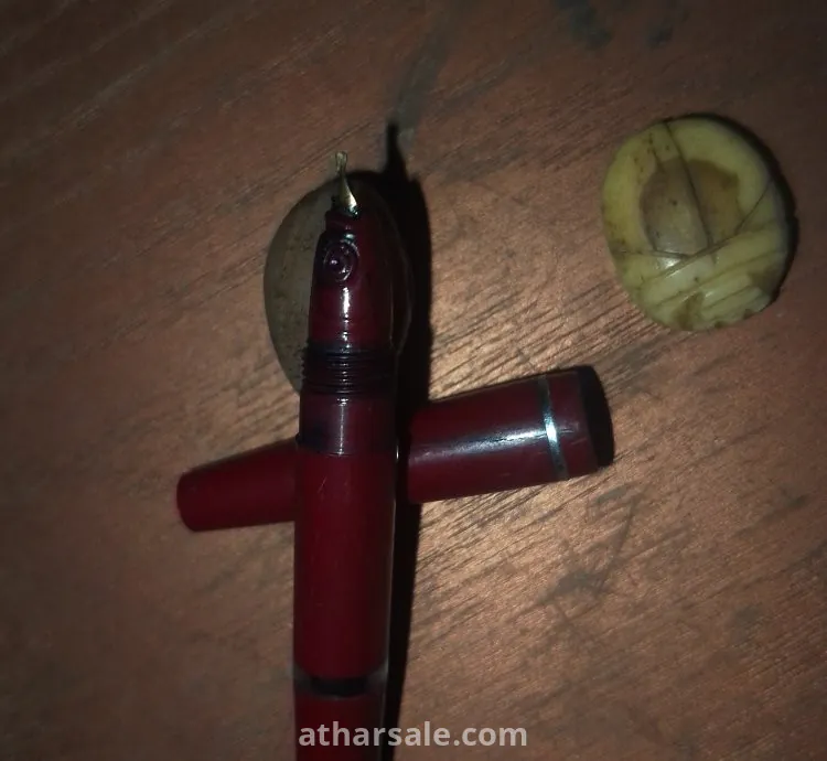 قلم حبر مميز وقديم  يرجع عمره الي  اكثر 65 عام مصنوع من البلاستيك الغير قابل للخدش بحاله جيده جدا وقابل للاستخدام