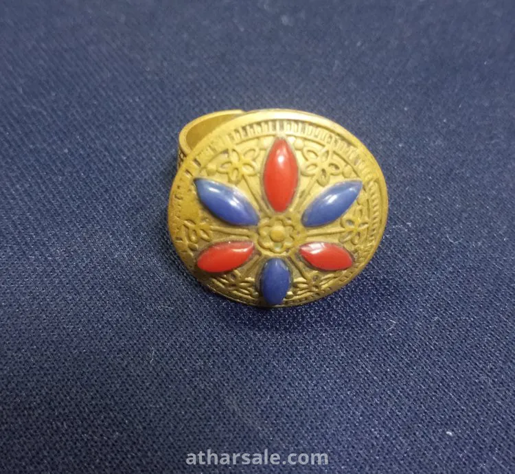 خاتم معدني مزخرف باحجار