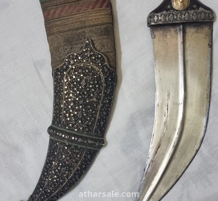 جنبية الأمام احمد يحيى حميد الدين أمير اليمن في الخمسينات ، مرصعة بالذهب والفضل ، والمقبض من قرن وحيد القرن ،