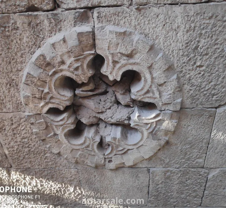 منحوتة حجرية يدوية عمرها 100 عام