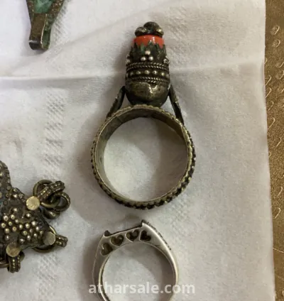 اكسسورات جماليه قديمه  وحجر كوارتز بنفسجي