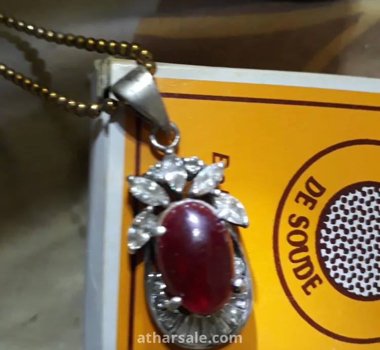 Niclos diamond and red yakkout