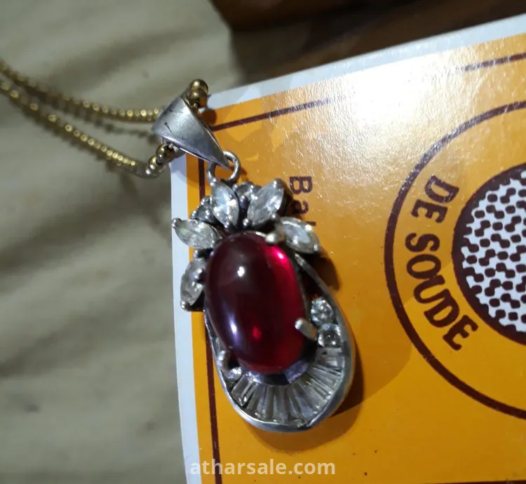 Niclos diamond and red yakkout